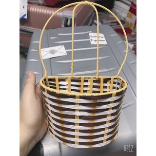 Giỏ mây cắm hoa treo tường