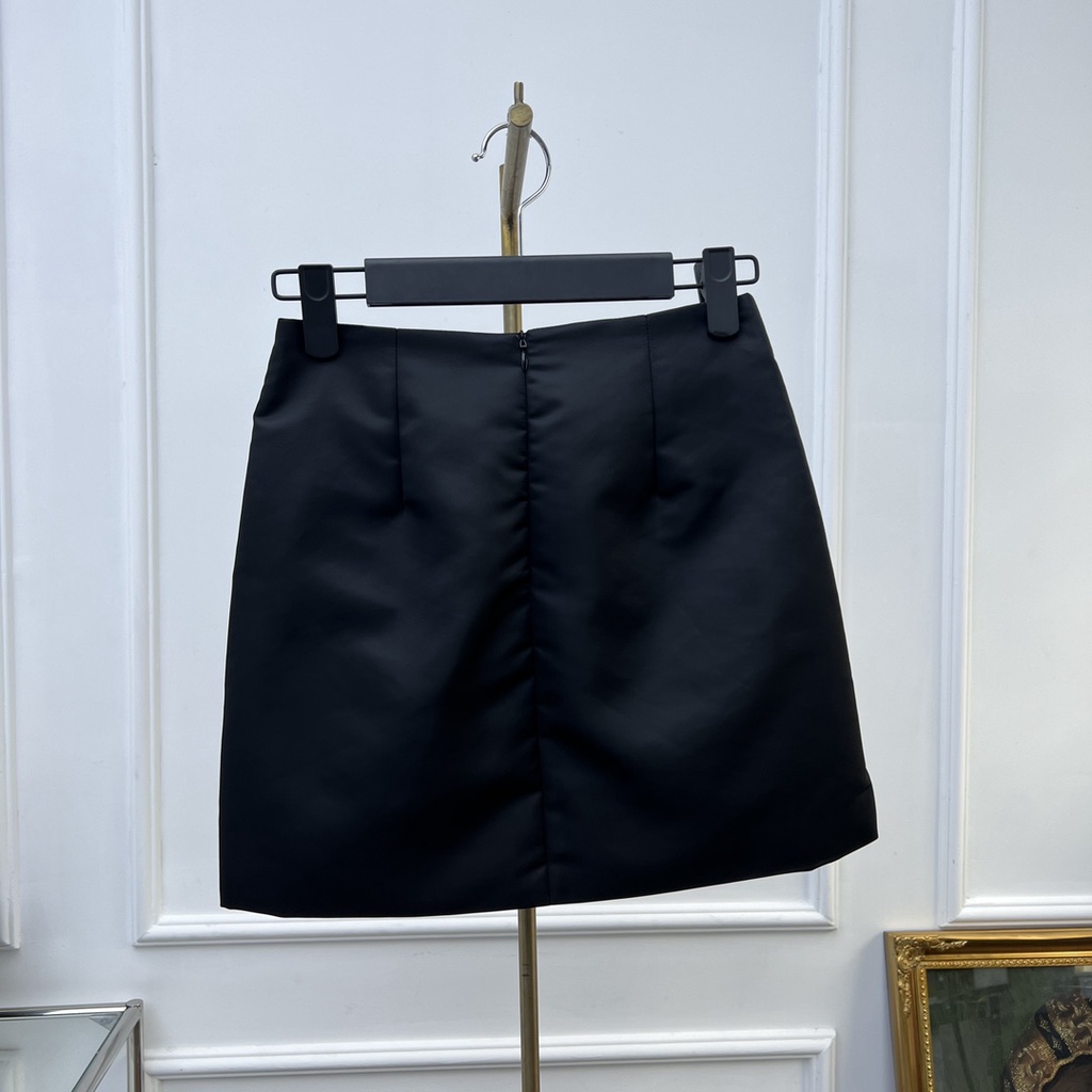 Set áo sơ mi croptop và chân váy thời trang cao cấp Prada phong cách trẻ trung, thu hút