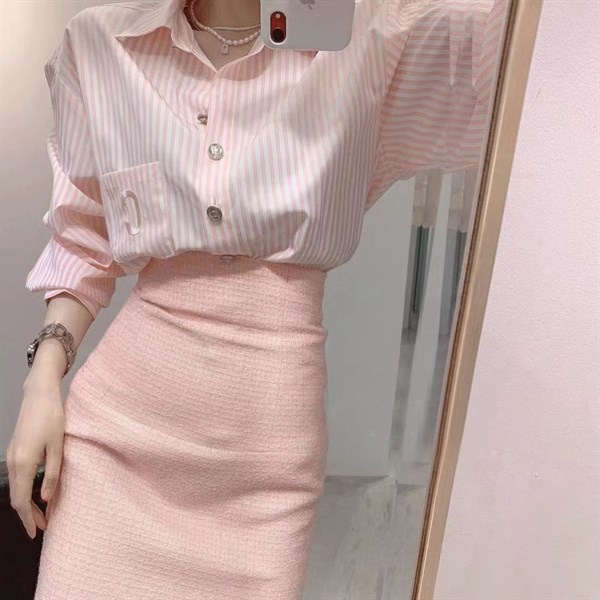 Set chân váy + áo sơ mi sọc hồng thích hợp cho các cô nàng công sở