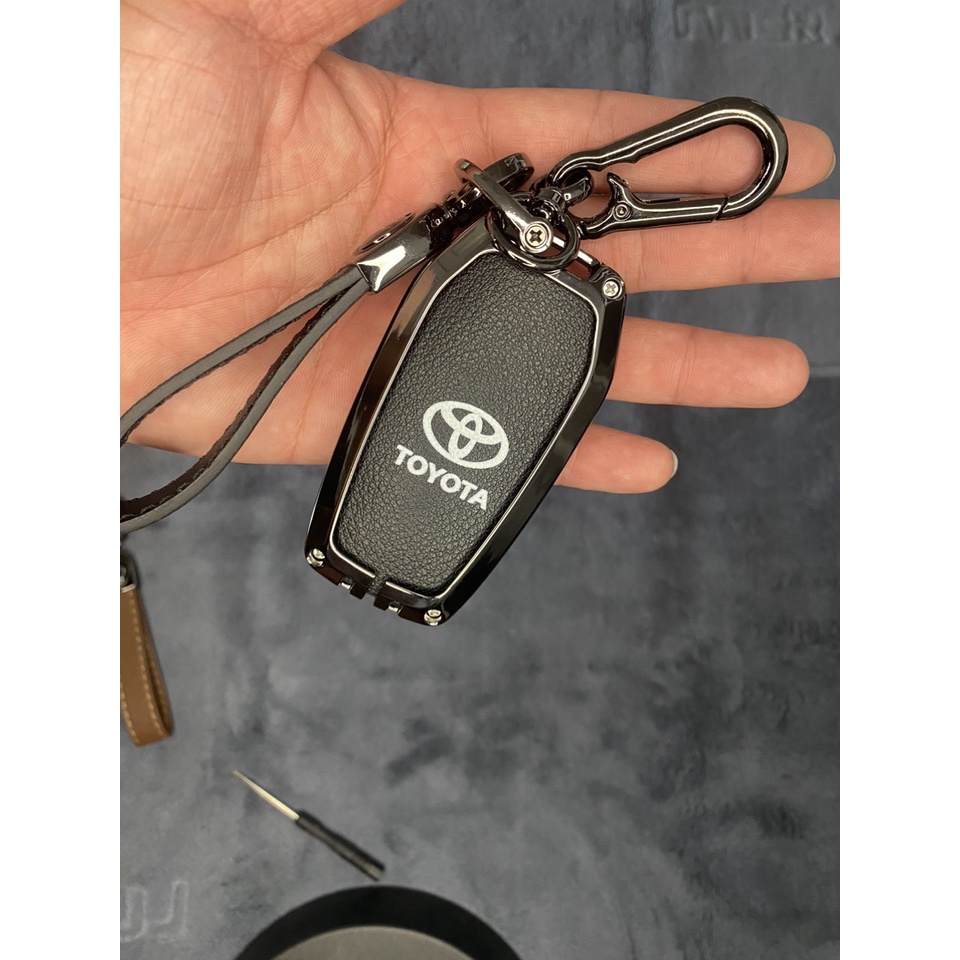Ốp Chìa Khóa Xe Toyota Fortuner, Prado, Hilux Hợp Kim Và Da Cao Cấp Sang Trọng, Bền Đẹp