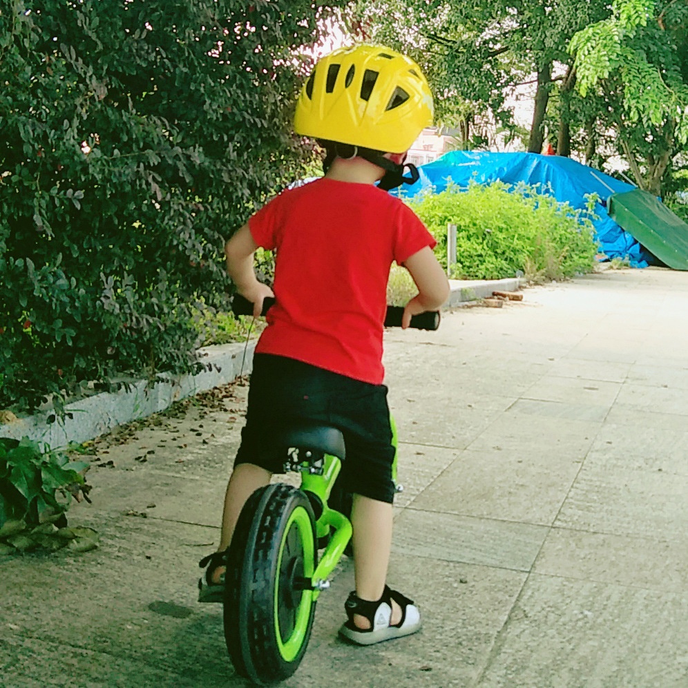 Mũ Bảo Hiểm Siêu Nhẹ 14 Lỗ Thông Hơi An Toàn Cho Bé