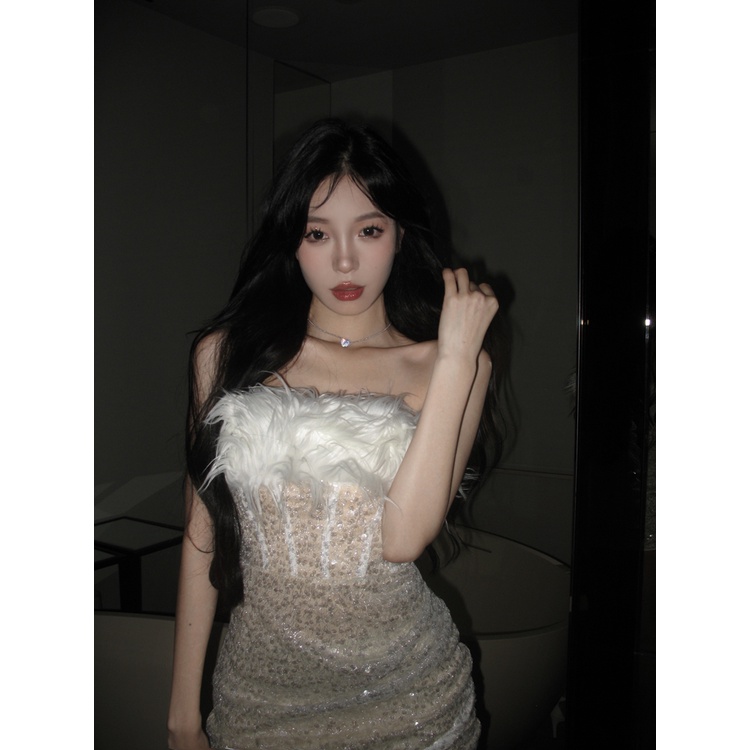 「Nonfatgirl」Váy Ngắn Lưng Cao Đính Kim Sa Lấp Lánh Một Bên Vai Phối Lông Vũ Phong Cách Quyến Rũ Cho Nữ