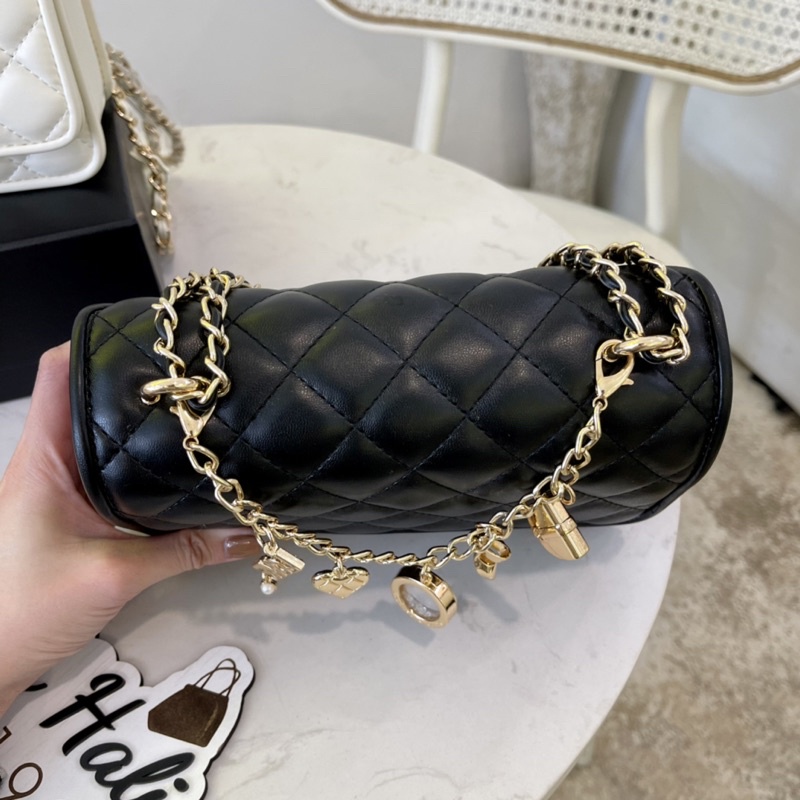 Túi cnk kèm charm xinh xắn có thể đeo vai và đeo chéo