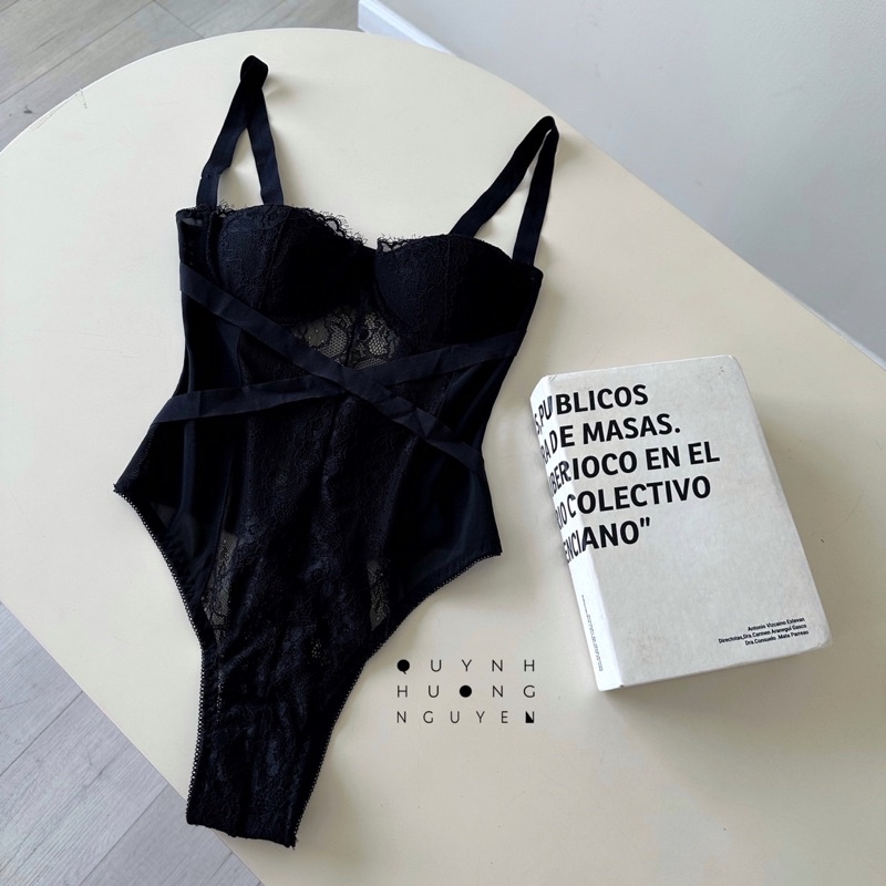 Bodysuit ren cup ngang dây vai cách điệu ôm body