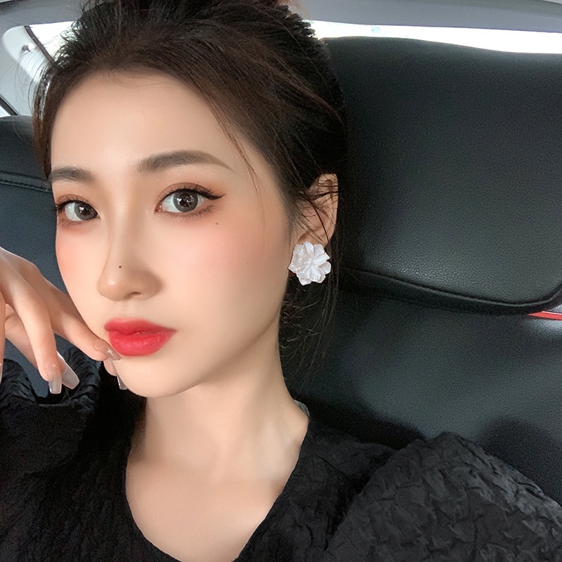 Bông Tai Hình Hoa Nhỏ Màu Trắng Thời Trang Tinh Tế Cho Nữ