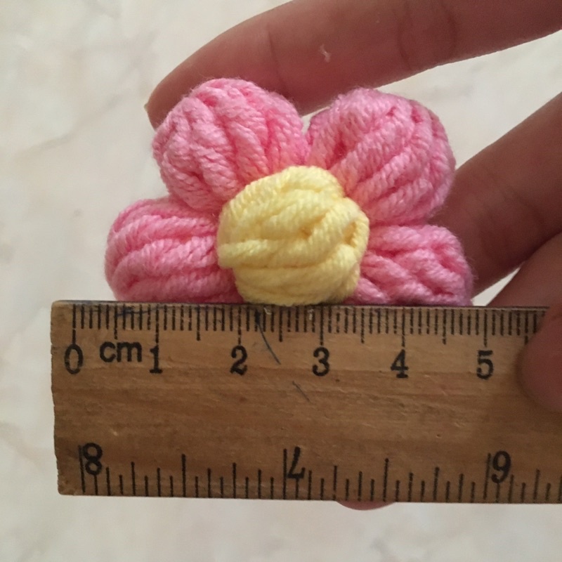 Ghim cài bông hoa lên balo, túi xách, quần áo