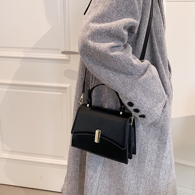 Túi xách nữ da trơn phong cách châu Âu, Túi đeo chéo túi cầm tay khóa kim loại sang trọng cá tính_ARS079