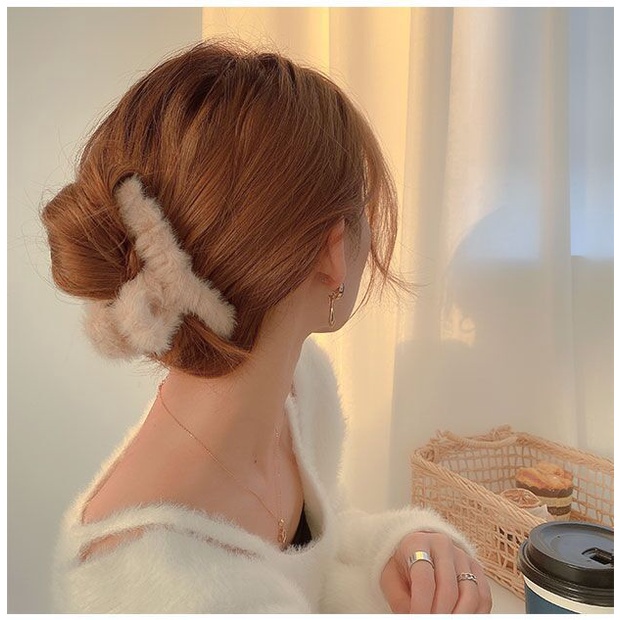 [Mới] Kẹp tóc càng cua phủ lông nhung đính charm trái tim tông màu trà sữa phong cách Hàn Quốc