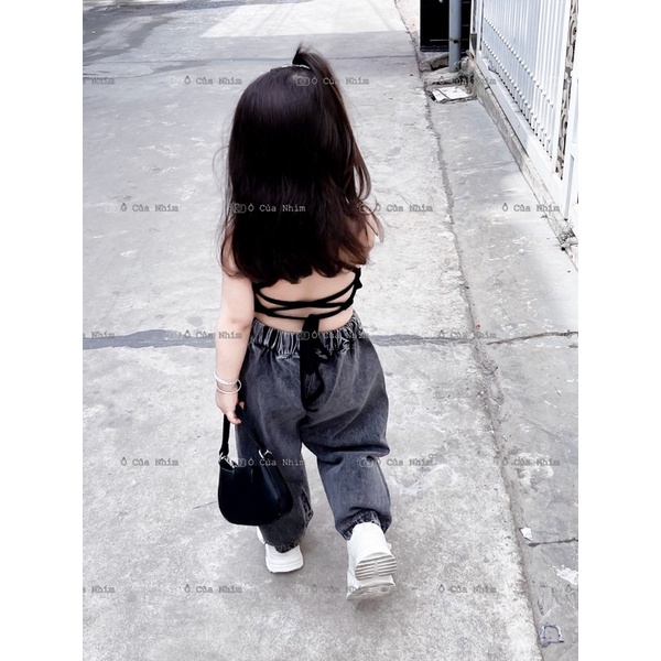 Set jean suông xám áo hở lưng cho bé