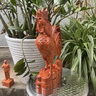 Tượng con gà gỗ hương