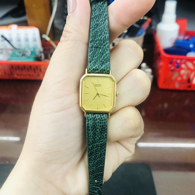 Đồng hồ nữ si nhật dáng tank hiệu Seiko