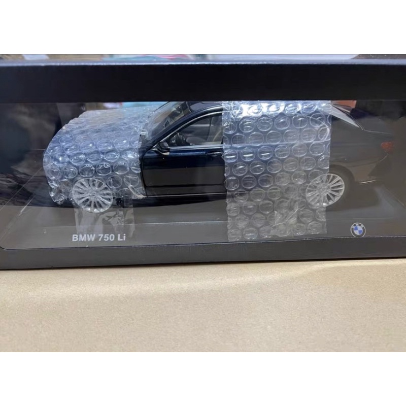 Mô hình xe sedan BMW 750i tỉ lệ 1:18