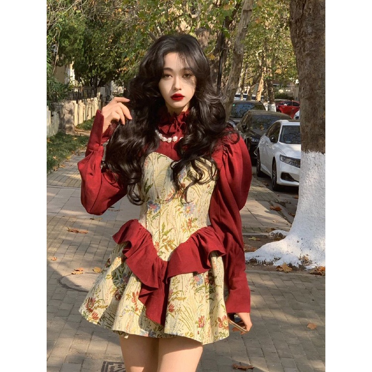 Đầm Phong Cách Pháp Cổ Điển Màu Đỏ Phối Kèm Vải Thêu Họa Tiết Hoa Lá Xinh Có Dây Ngọc Trai Nối Ở Cổ