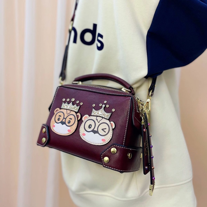 Túi Đeo Vai Boston Hình Gấu Dây Bản Rộng Chính Hãng Hàng Mới Dành Cho Bạn Nữ