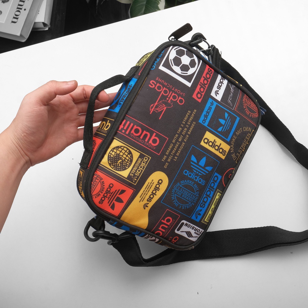 Túi đeo chéo form ngang  họa tiết logo cá tính, chất liệu chống thấm AD005