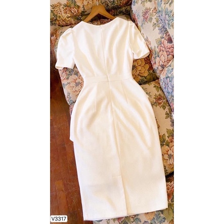 V3317 váy body màu be gắn bông hoa to