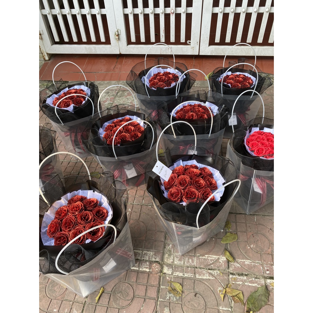 Bó Hoa Hồng Nhũ Kim Tuyến Lấp Lánh 11 Bông Quà Tặng Người Thương Dịp Valentine, 8/3, 20/10... (Kèm Túi Xách)