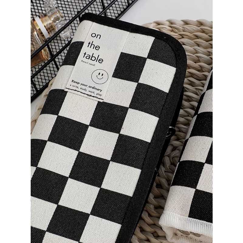Túi Đựng Bút Chì Trang Điểm Họa Tiết Kẻ Ô Trắng Đen