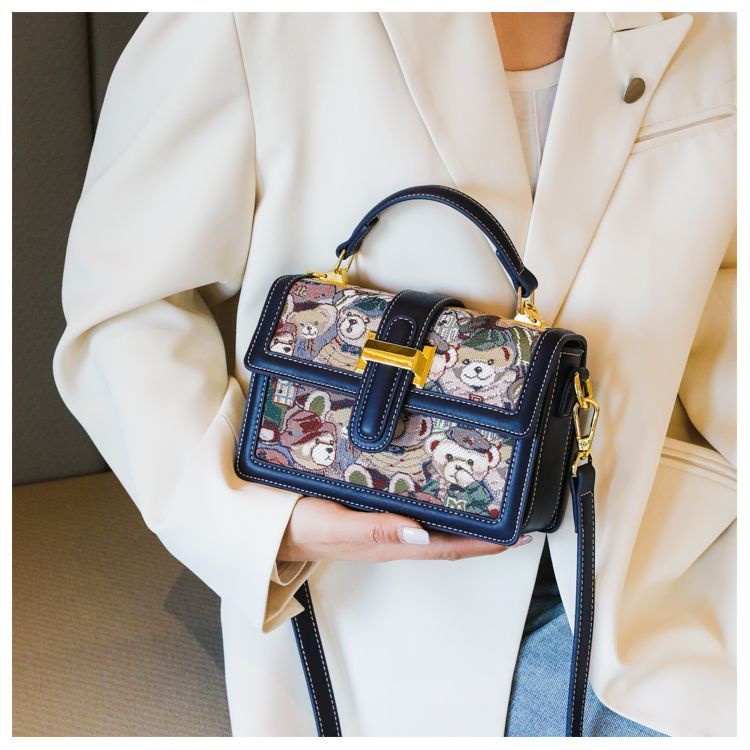 Túi Xách Đeo Vai Thêu Hình Gấu Graffiti Thời Trang Nữ 2023