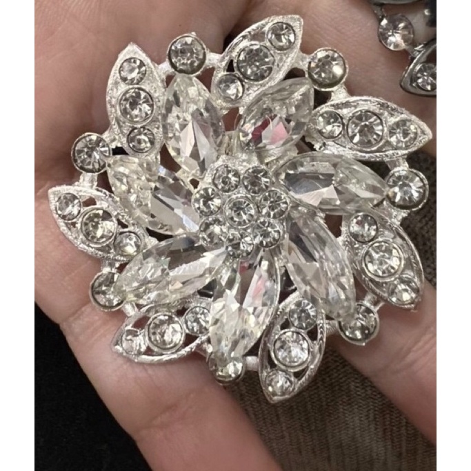 Ghim cài áo vest đá lê