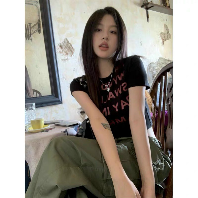 Áo thun croptop in chữ đỏ lộn xộn