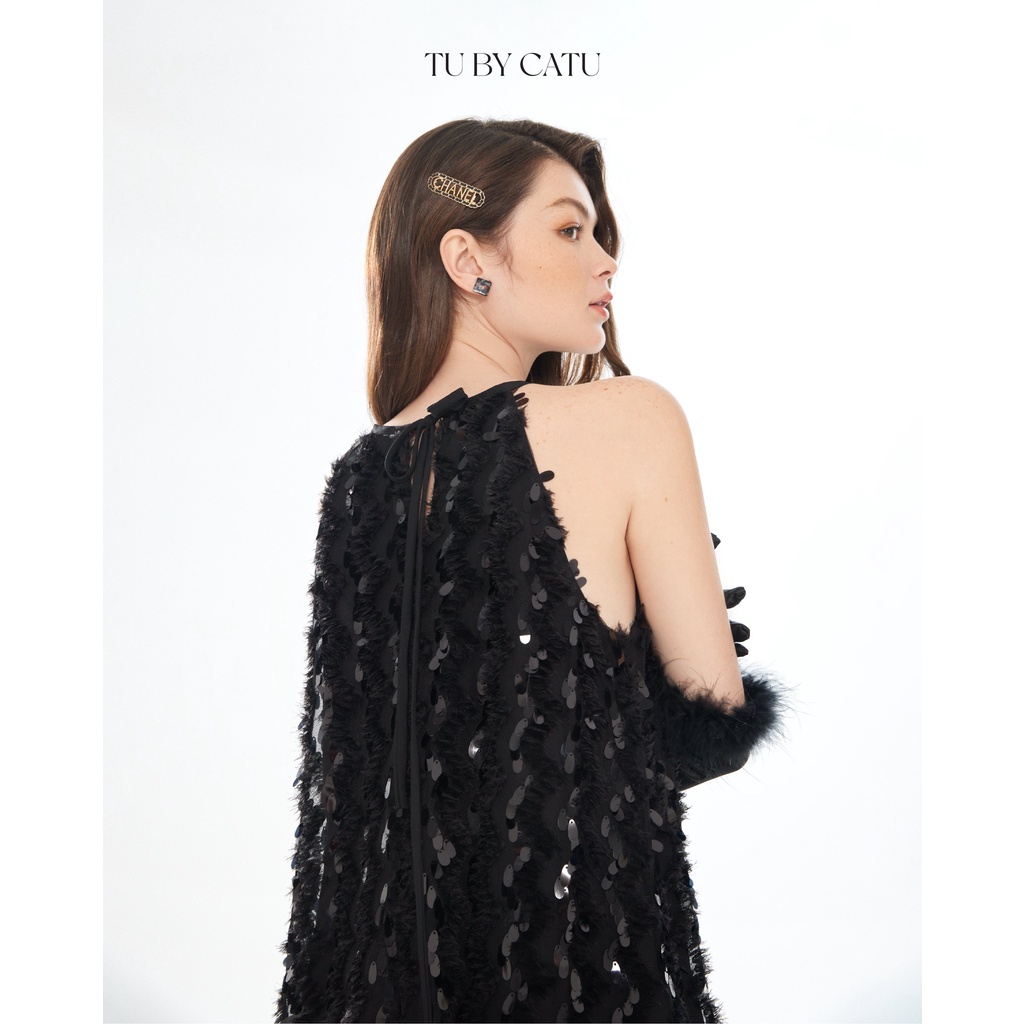 TUBYCATU | Đầm kim sa đen viền lông