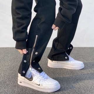 Quần Jean đen ống đứng, gấu quần zipper cúc bấm.