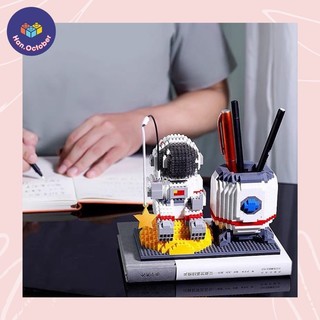 Mô hình phi hành gia hộp bút có kèm đèn led