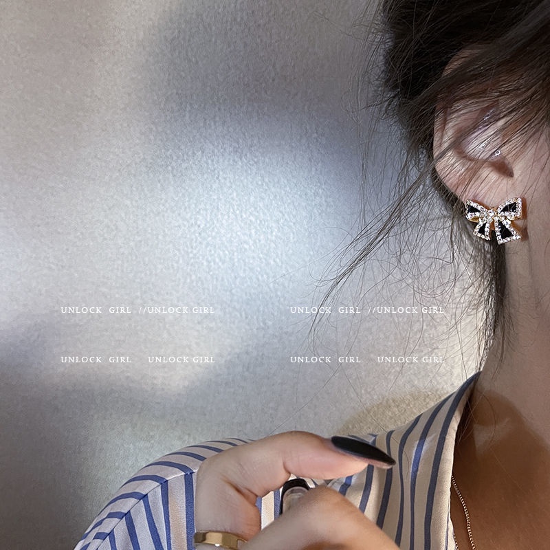 Khuyên Tai Nơ Đen Nhỏ Đính Đá Lấp Lánh