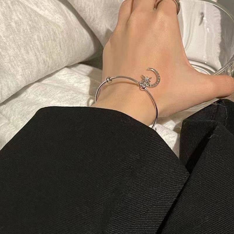 Vòng Tay Kim Loại Mặt Trăng Và Ngôi Sao Màu Bạc Thời Trang Cho Nữ