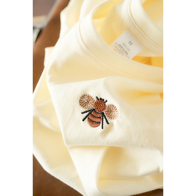 Áo Thun Tay Ngắn Dáng Rộng Màu Trắng Thêu Hình Chú Ong Nhỏ Thời Trang Mùa Hè 2023 Mới Cho Cặp Đôi