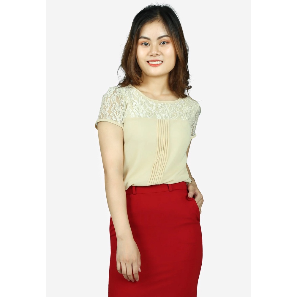 Áo sơ mi chiffon kem tay cộc cổ tròn pha ren tay ngực The One Fashion AGB0733KE