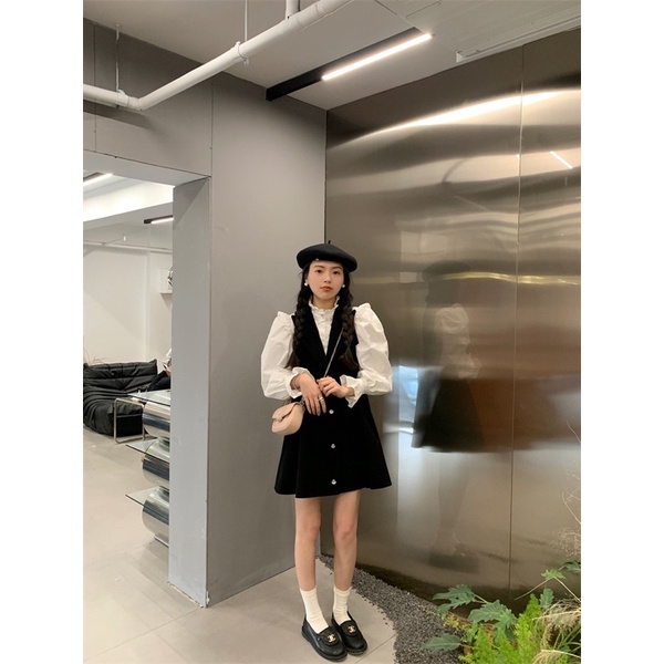 Set áo sơ mi tay bồng phối bèo tiểu thư và váy yếm đen dáng xoè đính cúc phong cách Hàn Quốc hot ulzzang