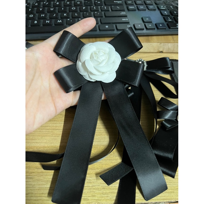 Tag cài áo váy hoa trà phối nơ ruy băng handmade