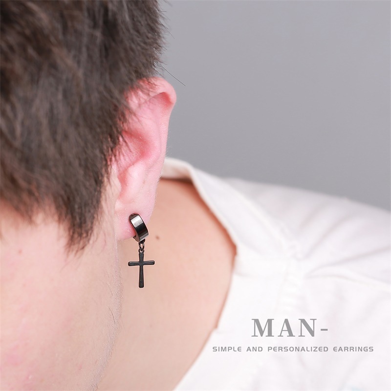 Khuyên Tai Dạng Kẹp Hình Thánh Giá Màu Đen Bằng Thép Không Gỉ Phong Cách Punk Hàn Quốc