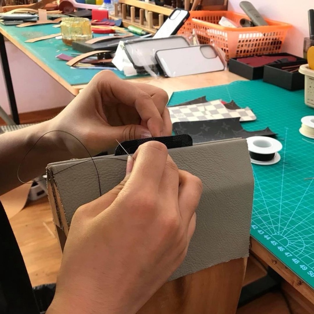 Ốp da thủ công Epsom khe thẻ viền đen màu 7-11 cho IPhone 14/14Pro/14Promax/13/13Pro/13Promax/12promax ODTC110