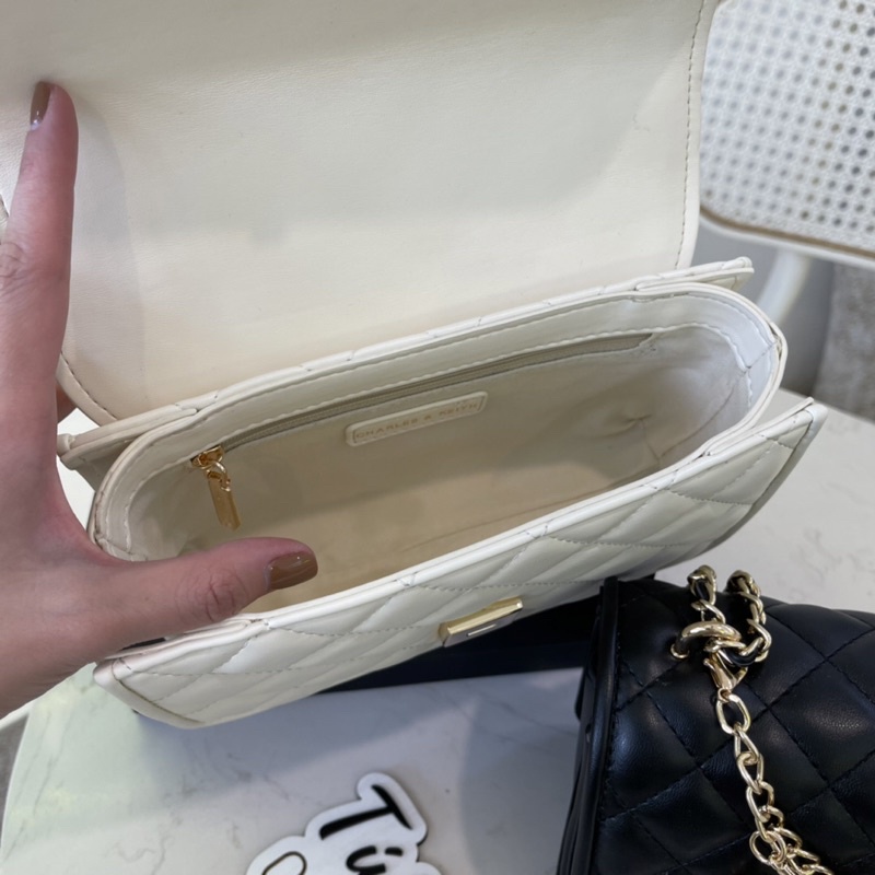 Túi cnk kèm charm xinh xắn có thể đeo vai và đeo chéo