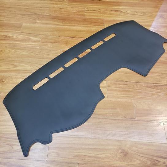 Thảm Taplo Da vân Carbon cao cấp xe MITSUBISHI: Attrage, Xpander.