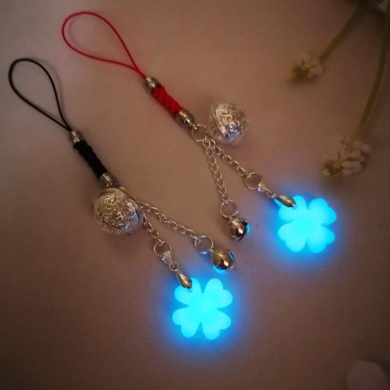 Mobile Dây Đeo Điện Thoại Họa Tiết Cỏ Bốn Lá Màu Dạ Quang Tự Nhiên