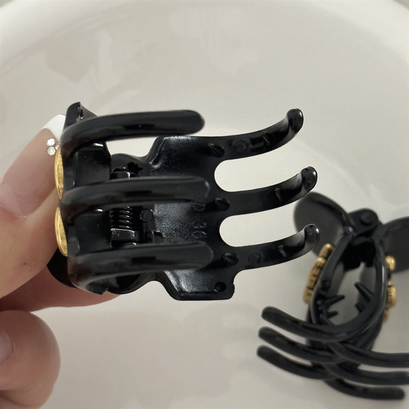 Kẹp Tóc Hình Cá Mập Răng Dài Màu Đen Phong Cách Mới