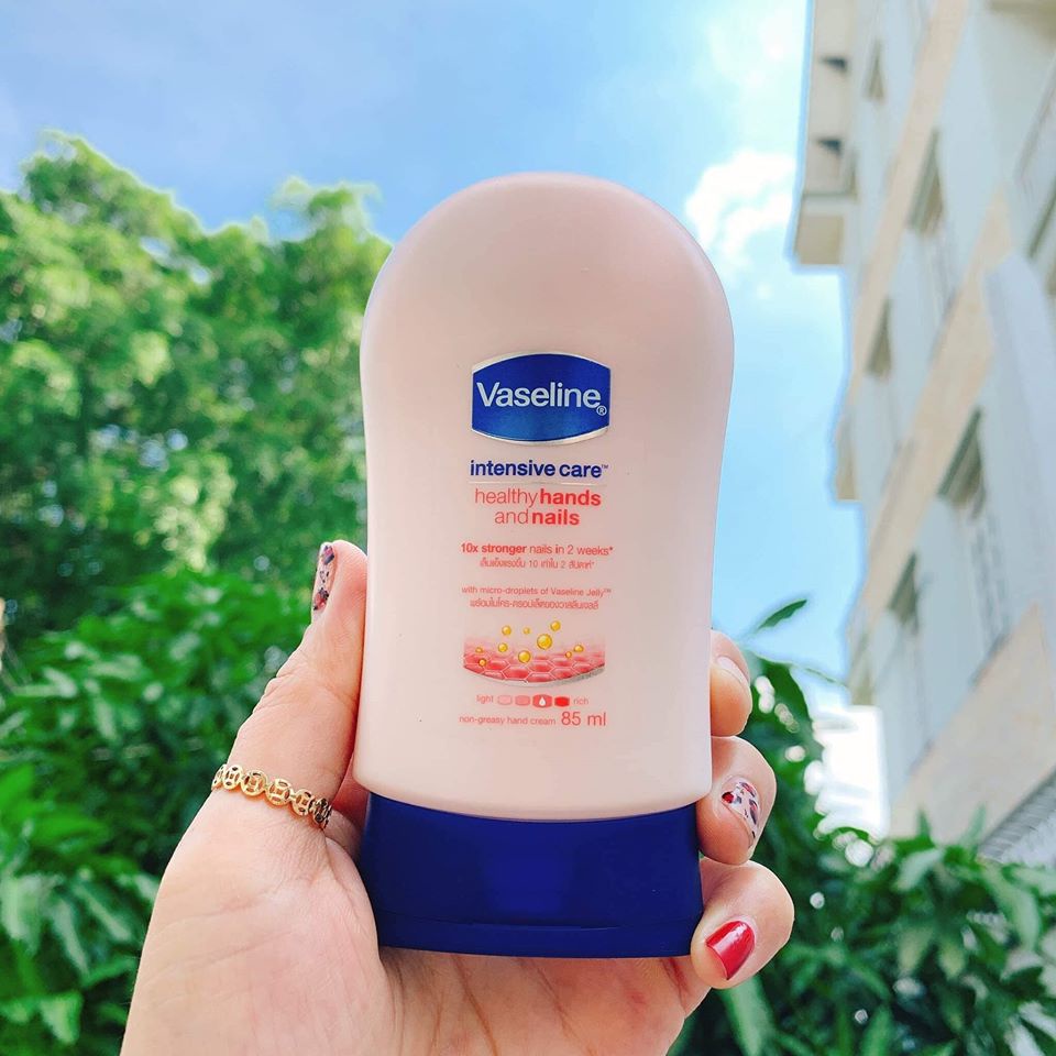 Sữa dưỡng da tay và móng tay Vaseline Healthy Hands and Nails