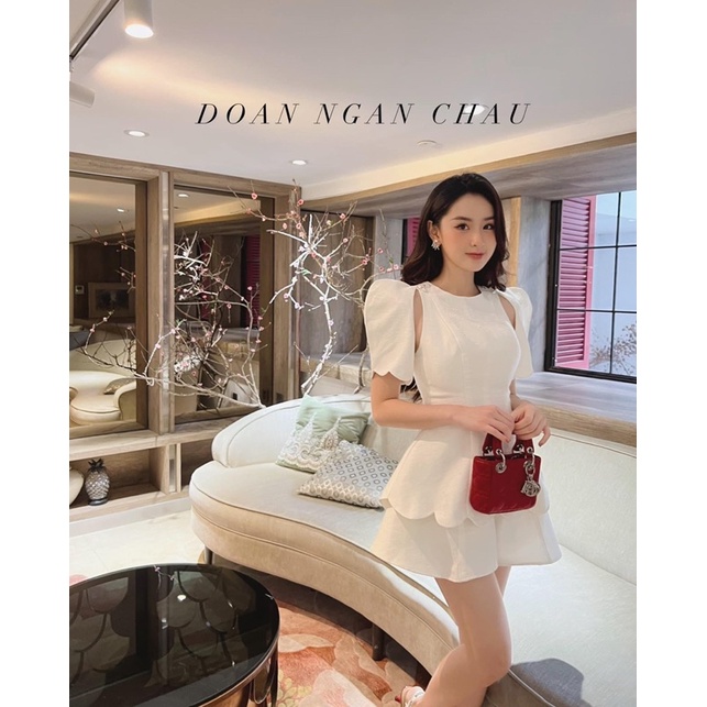 SET ÁO PEPLUM TRẮNG KHOÉT VAI ĐÍNH NƠ ĐÁ GỢN SÓNG + QUẦN SHORT
