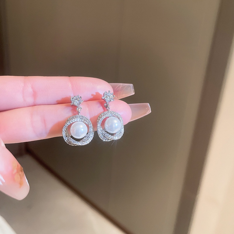 Khuyên Tai Tròn Đính Hoa Và Ngọc Trai Sang Trọng