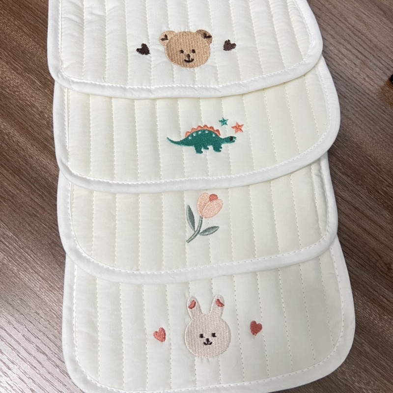 Yếm ăn dặm, yếm trần bông thêu tên cho bé hình thật shop chụp☀️
