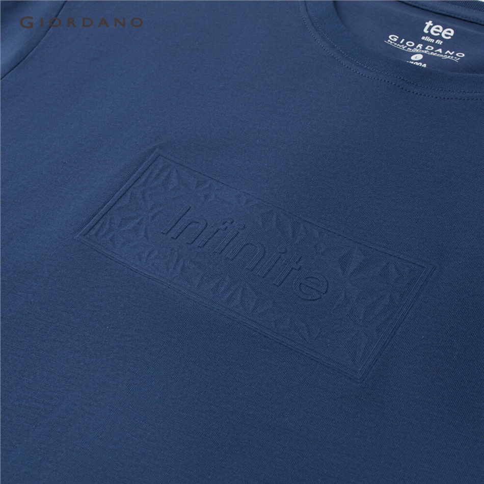 Áo thun GIORDANO 01023389 cotton tay ngắn dập nổi họa tiết chữ cái cho nam