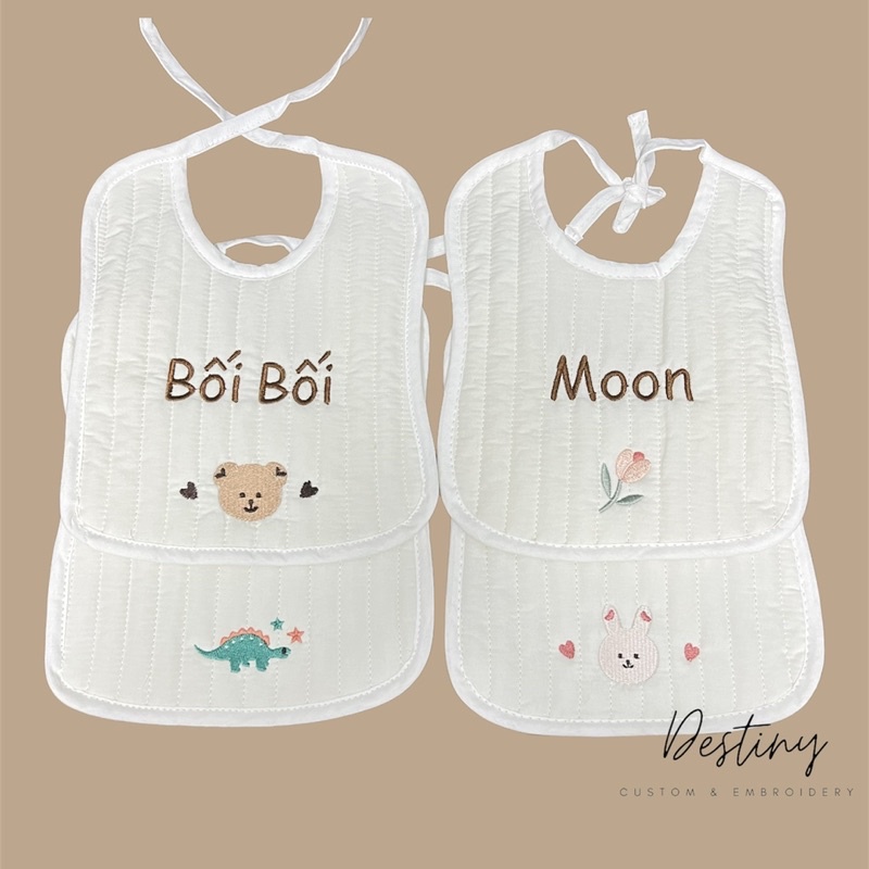 Yếm ăn dặm, yếm trần bông thêu tên cho bé hình thật shop chụp☀️