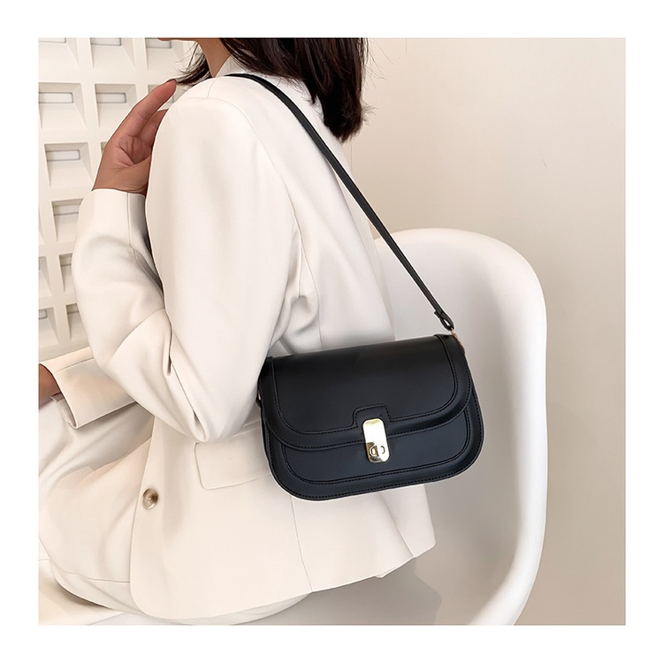 Túi xách nữ đeo chéo phong cách nữ tính thanh lịch khóa xoay có hai màu đen và trắng nâu