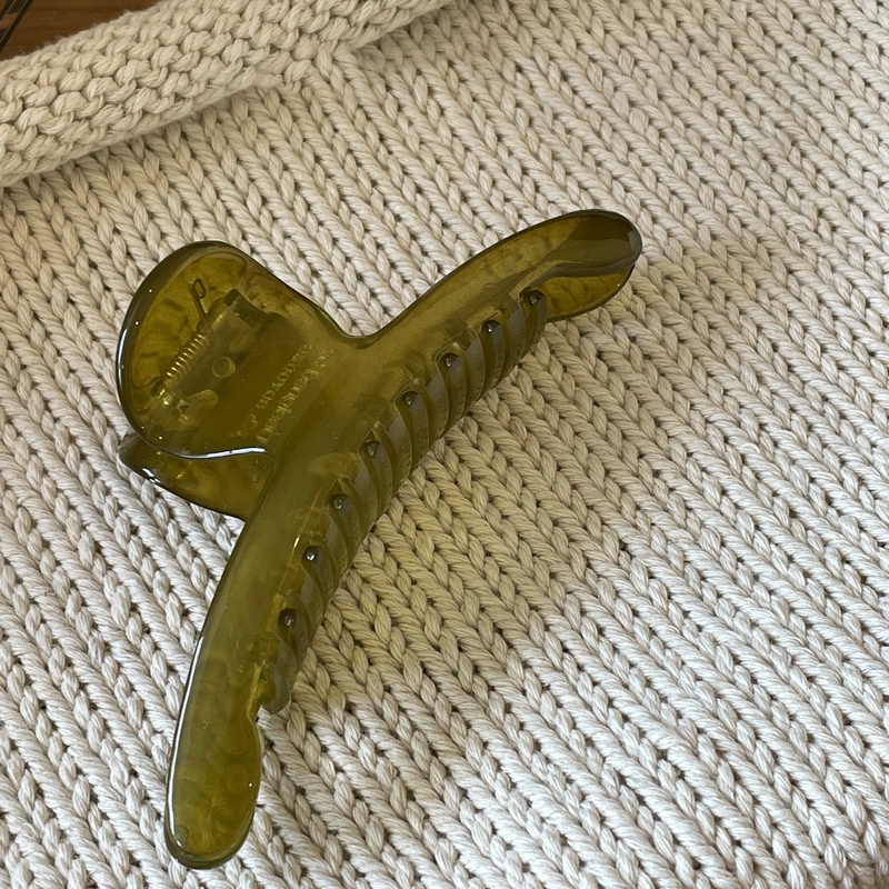 Kẹp Tóc Cá Mập Một Lần Màu Trà Bơ Tối Giản Cho Nữ