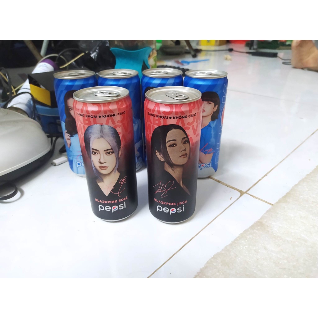 Bộ sưu tập Pepsi BlackPink gồm đủ combo lon xanh và 2 lon đỏ như hình