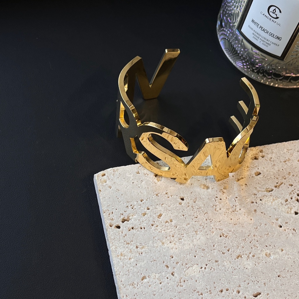 Vòng Tay Versace Bằng Thép Titan In Chữ Rỗng